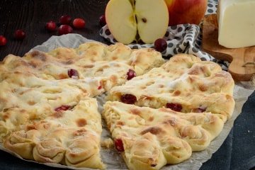 Осетинский пирог с яблоком и клюквой